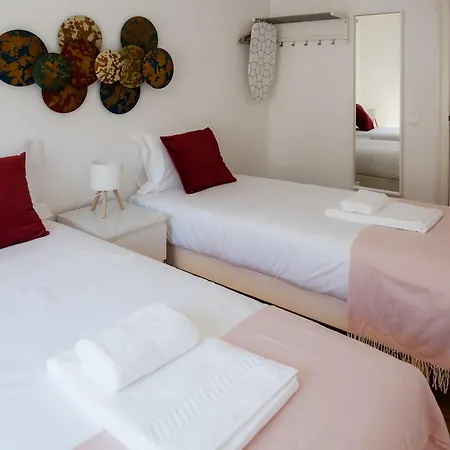 Apartment A Janela, Charming In Center *