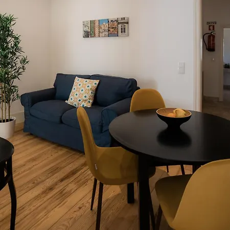 Apartment A Janela, Charming In Center