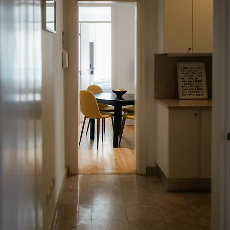 Apartment A Janela, Charming In Center